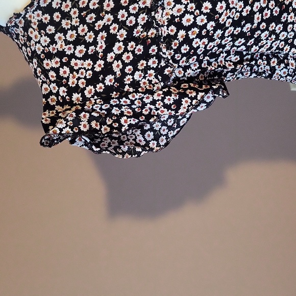 5 FOR $25 Daisy Print Flutter Sleeve Keyhole Back Blouse - Picture 4 of 5